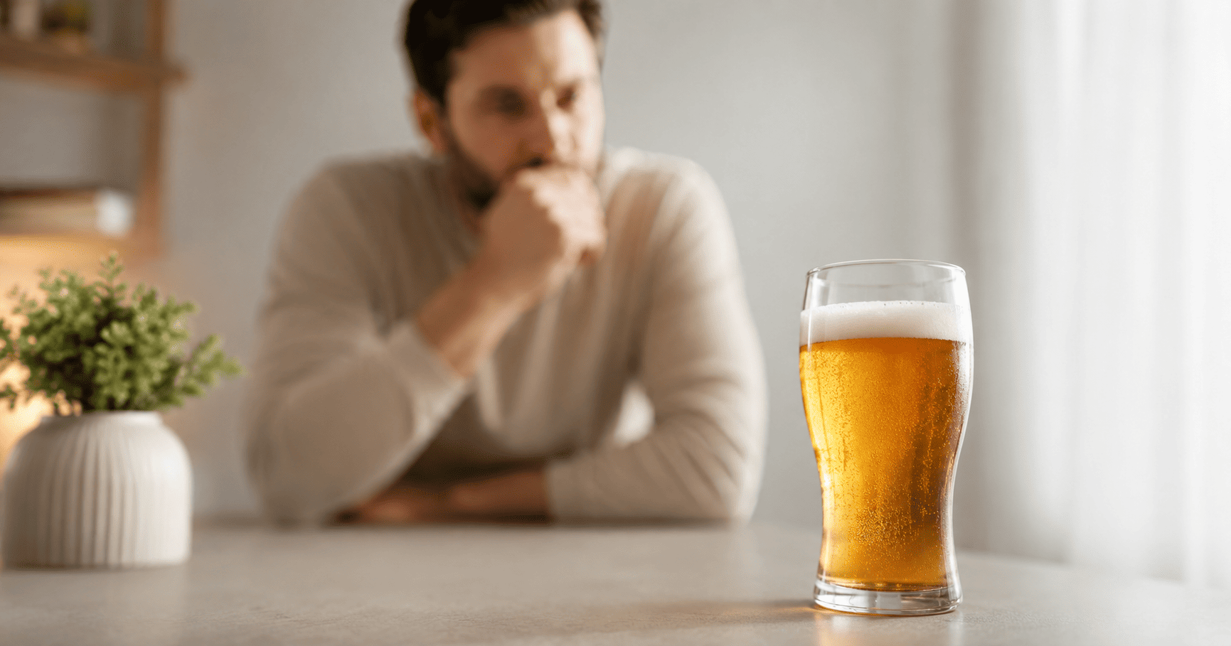 Homem refletindo sobre consumo diário de cerveja