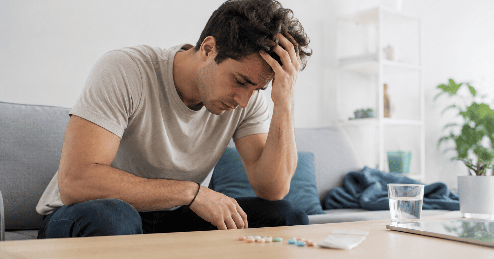 Pessoa em festa com sinais de alerta para uso de MDMA