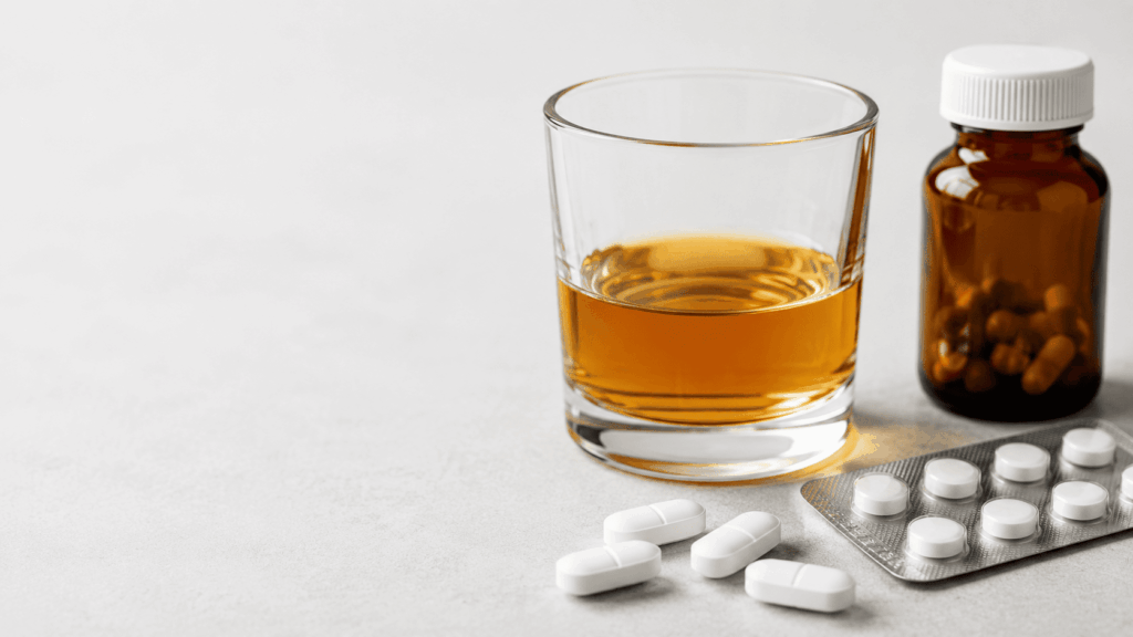 Medicamentos e bebida alcoólica em destaque