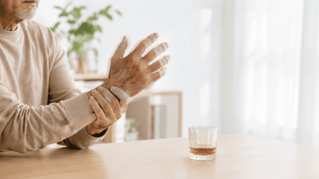 Mãos tremendo após consumo de álcool